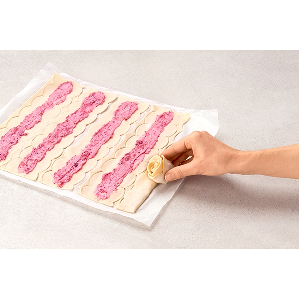 Roulette A Gateaux Forme Rose Betty Bossi Mathon Fr