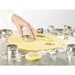 Boîte de 14 découpoirs ronds cannelés en inox  2 à 10,7 cm